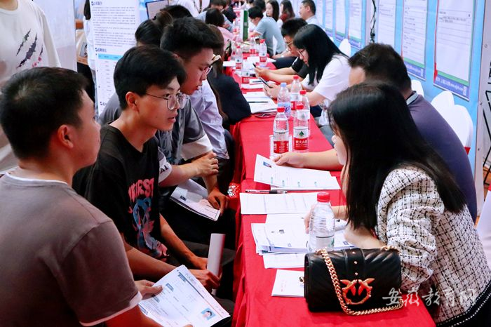 安慶師范大學舉辦“百日沖刺促就業”2023屆畢業生夏季雙選會3.png