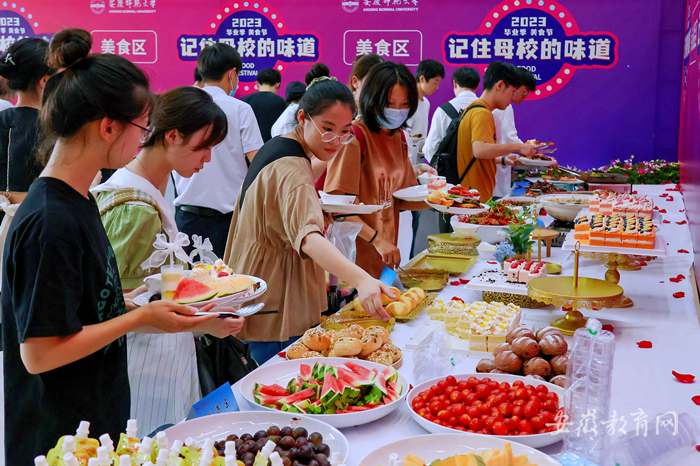 學校舉辦美食節(jié)為2023屆畢業(yè)生送祝福2.png