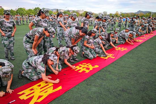 安慶師大新生軍訓站“918“銘記歷史