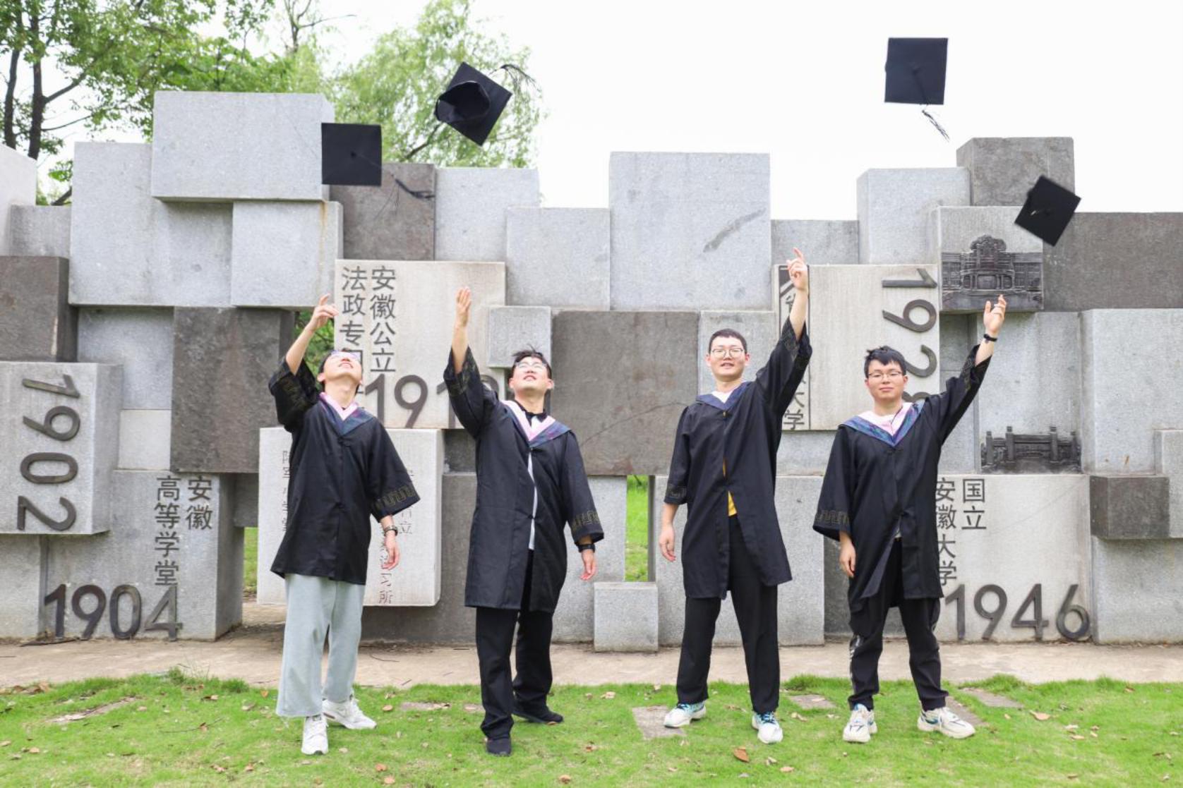 行政樓畢業生打卡拍照1