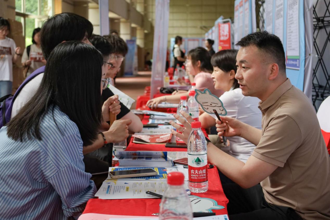 安慶師范大學“百日沖刺促就業”2023屆畢業生夏季雙選會現場。安慶師范大學供圖